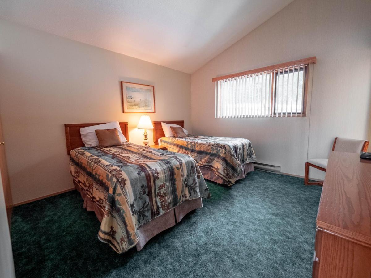 Fairmont Hot Springs Resort Bagian luar foto
