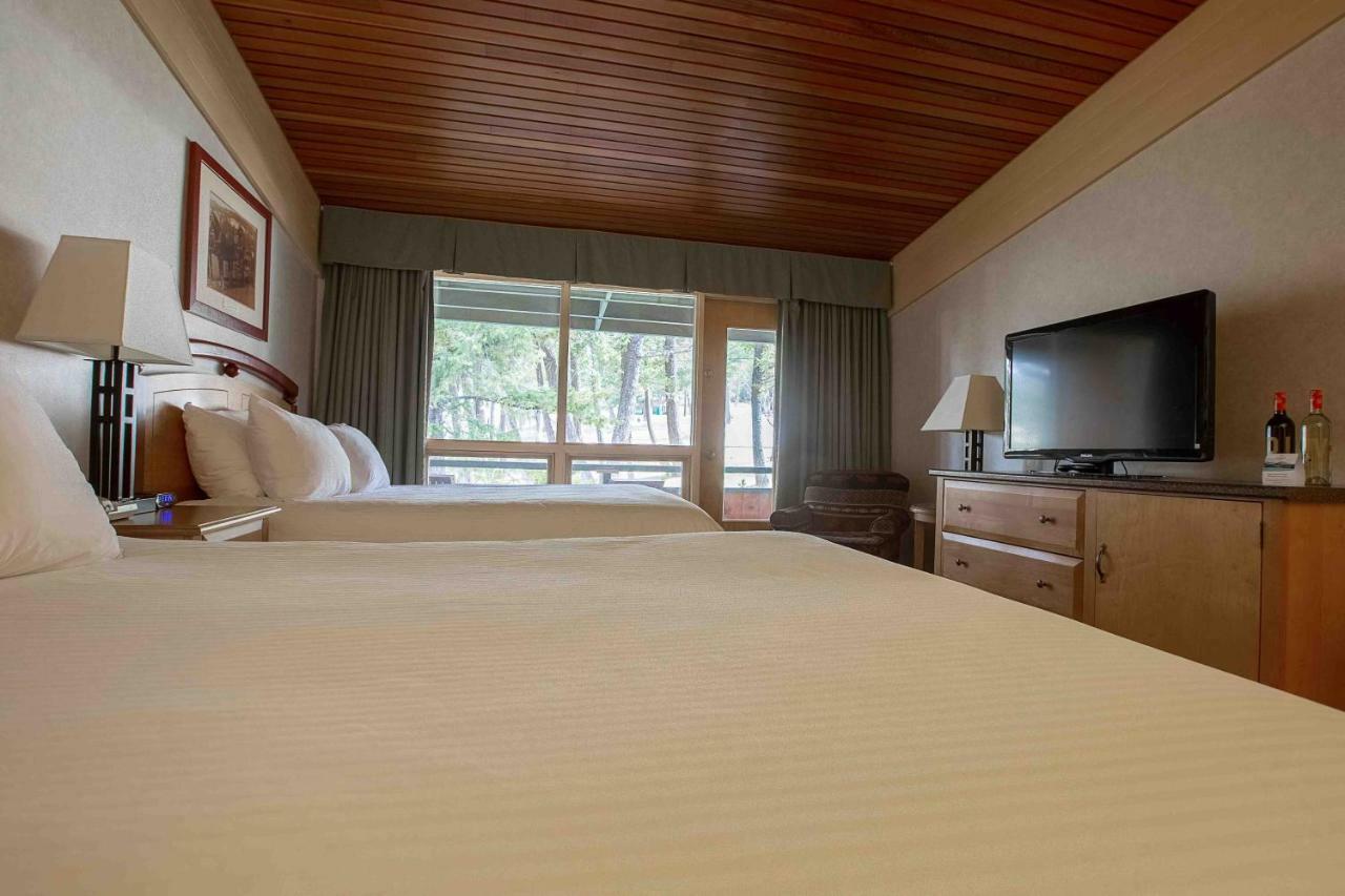 Fairmont Hot Springs Resort Bagian luar foto