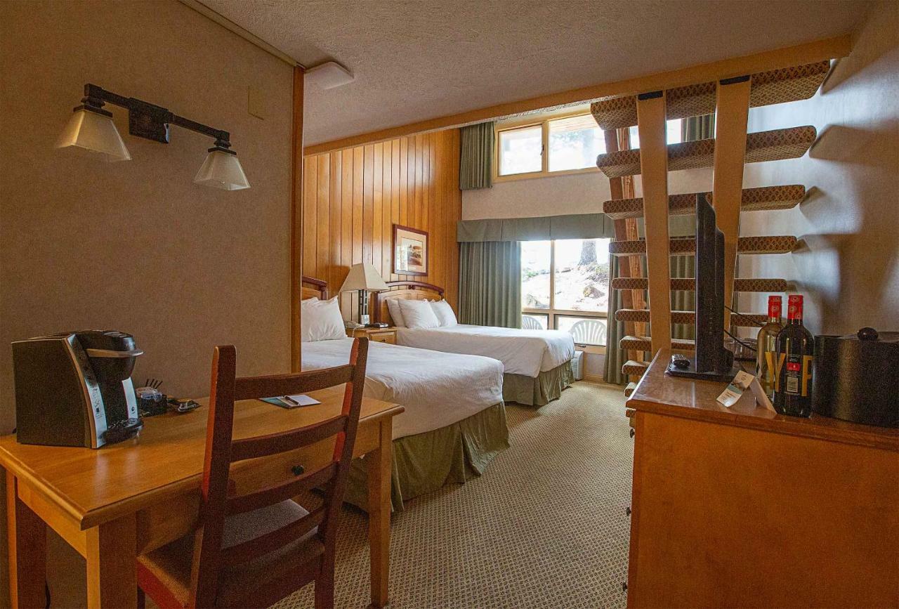 Fairmont Hot Springs Resort Bagian luar foto