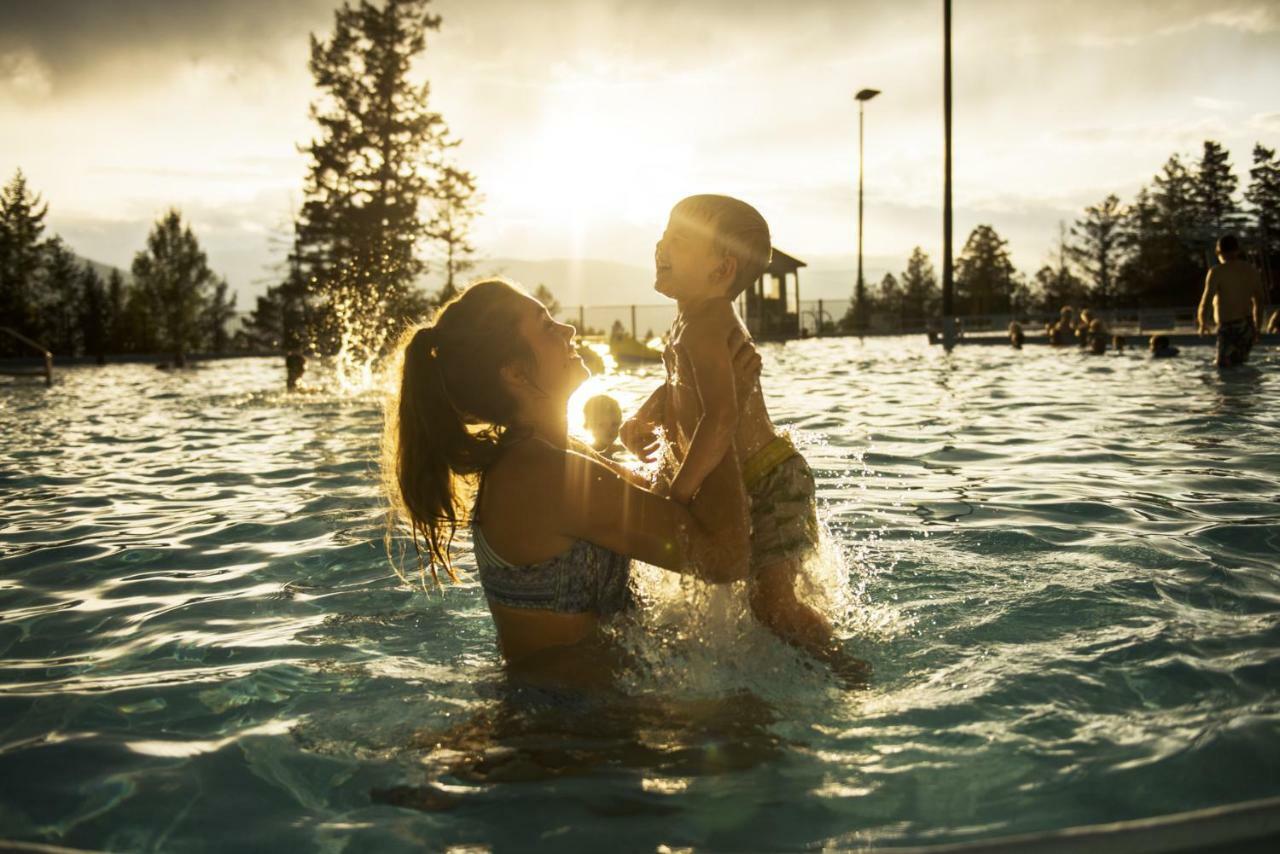 Fairmont Hot Springs Resort Bagian luar foto