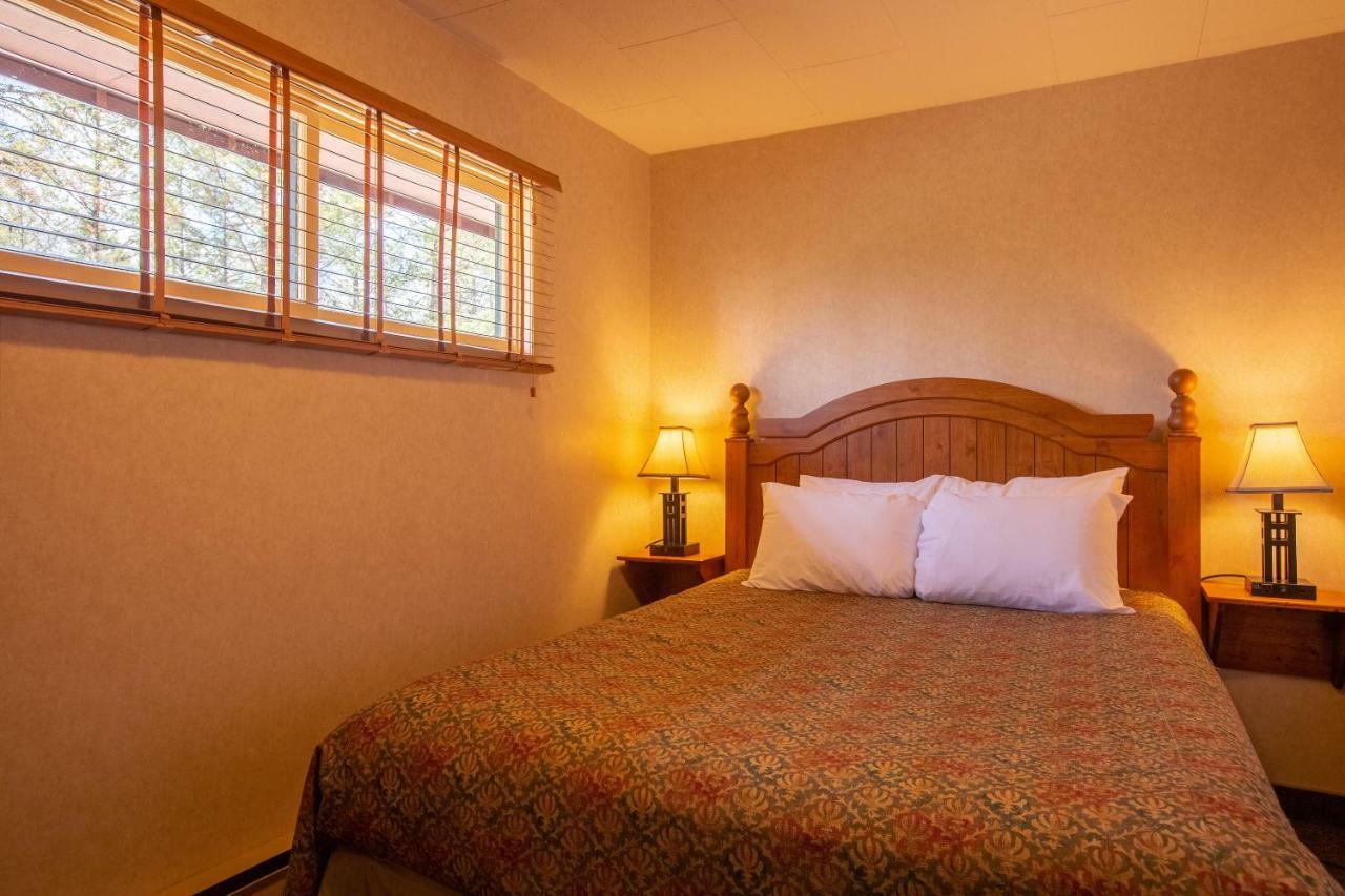 Fairmont Hot Springs Resort Bagian luar foto