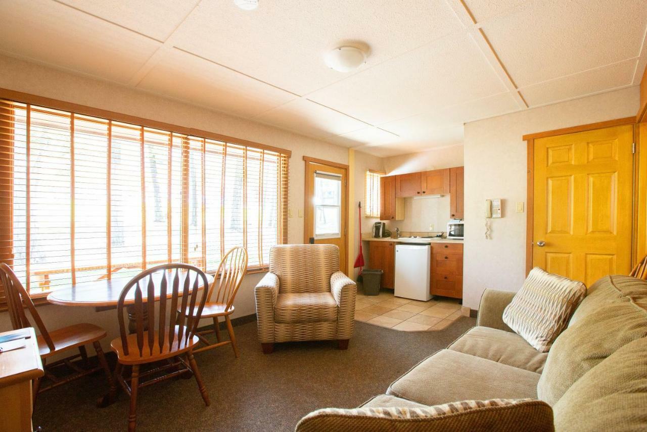 Fairmont Hot Springs Resort Bagian luar foto